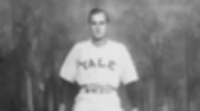 George H.W. Bush dalam seragam tim football Yale.