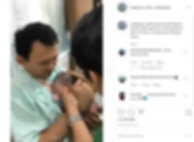 Potret Ahok menggendong putranya untuk pertama kali.