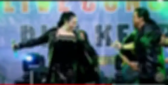 Potret kemesraan Didi Kempot yang telah meninggal dunia dengan sang istri, Yan Vellia saat duet di panggung