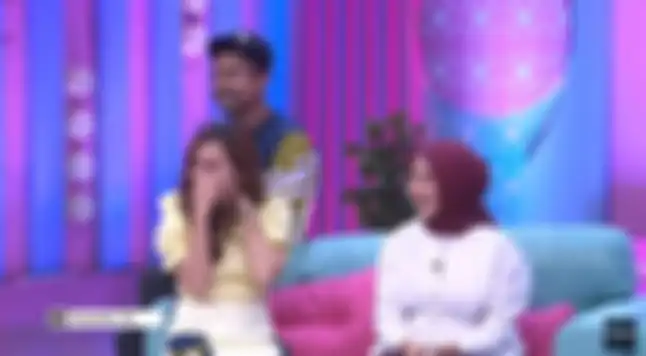 Ayu Ting Ting yang malu-malu menanggapi pernyataan Ruben Onsu