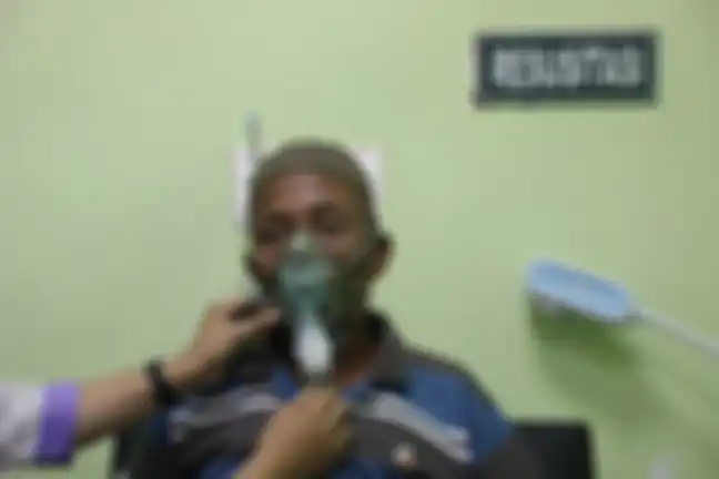 Syarifudin (67) yang sesak nafas karena terpapar asap dibantu pernasafannya menggunakan nebulizer di RSUD Petala Bumi, Pekanbaru, Riau, Kamis (19/8/2019). Di Pekanbaru sendiri terdapat 19 posko dan rumah singgah yang didirikan oleh pemerintah. 