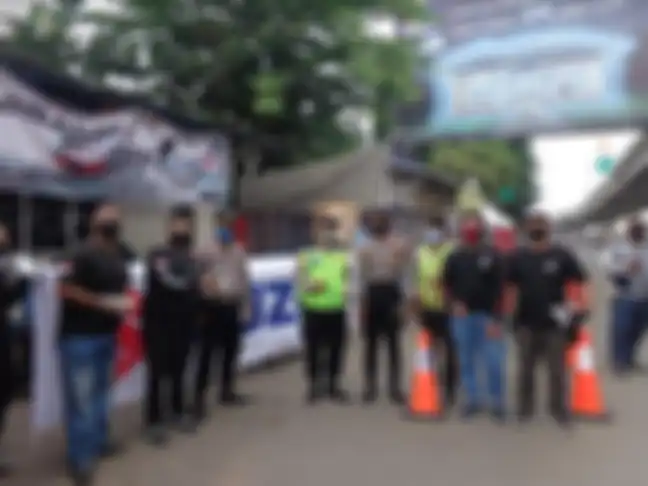 Bandit Community Indonesia (BCI) dan karyawan Suzuki roda dua bagikan masker gratis di pos pemantauan PSBB Kalimalang, Bekasi, Jawa Barat 