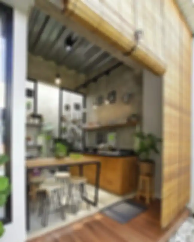 Desain dapur menyatu dengan ruang cuci yang dekorasinya penuh dengan tanaman segar jadi sorotan. Lihat foto hasil aplikasinya. 