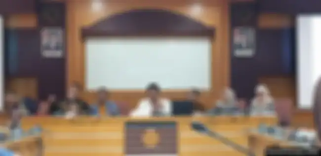 Rektor Universitas Islam Negeri Sunan Kalijaga Yudian Wahdyudi (tengah), promotor, dan dosen penguji menjawab berbagai pertanyaan seputar disertasi Abdul Azis, di Yogyakarta, Jumat, 30 Agustus 2019. 