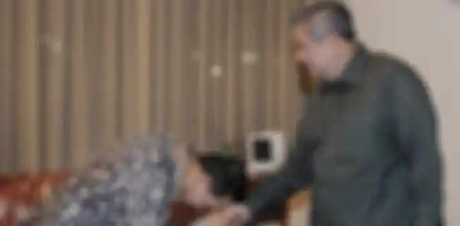 Kepala Kantor Staf Presiden, Jenderal TNI (Purn) Moeldoko saat mencium tangan mantan Ketua Umum Partai Demokrat SBY
