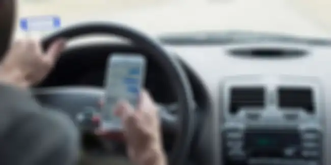 ilustrasi main handphone di mobil
