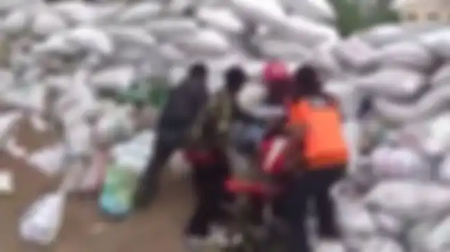 Honda CBR150R menabrak tumpukan karung penyelamat di jalan menurun