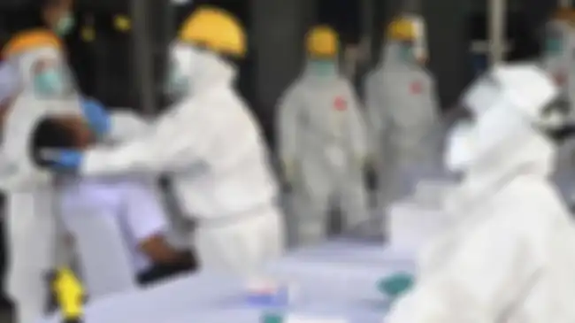 Suasana tes swab PCR di Surabaya.