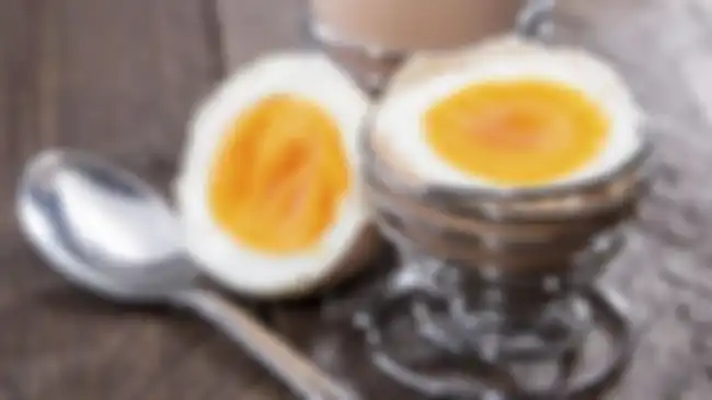 Telur rebus setengah matang