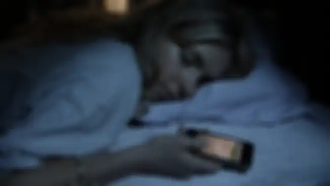 Tidur di dekat handphone
