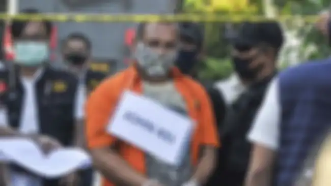 John Kei, yang dijuluki Godfather Jakarta, terlihat tertawa usai hakim membacakan vonis 15 tahun penjara.
