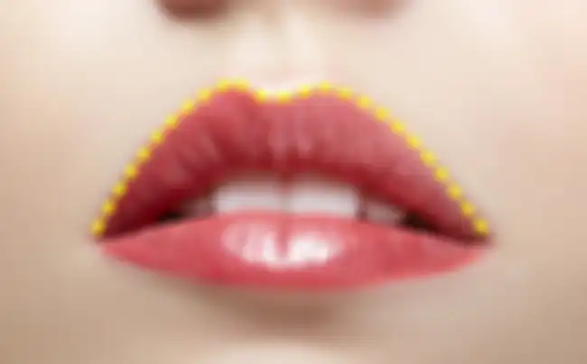 Bibir atas lebih besar dari bibir bawah