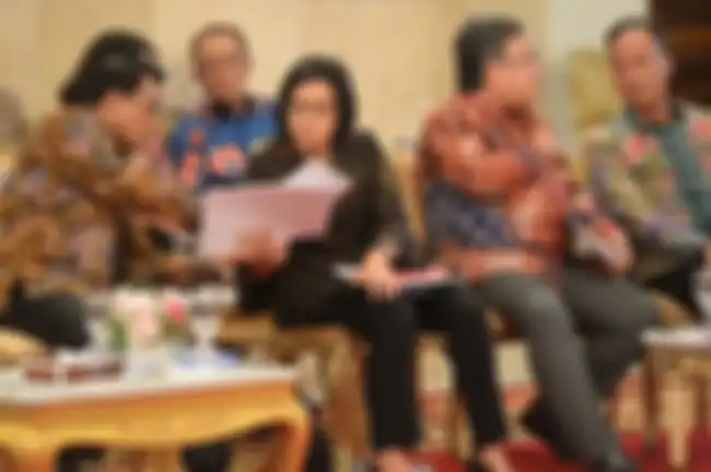 Dari kiri ke kanan, Kepala Staf Kepresidenan Moeldoko, Menteri Keuangan Sri Mulyani, Menteri Perencanaan Pembangunan Nasional/Kepala Bappenas Bambang Brodjonegoro, dan Kepala Badan Koordinasi Penanaman Modal (BKPM) Thomas Lembong menghadiri Rapat Kabinet Paripurna tentang evaluasi pelaksanaan RPJMN 