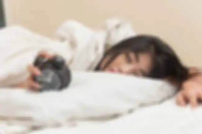 Membiasakan diri bangun tidur pada jam yang sama adalah cara tidur yang benar. 