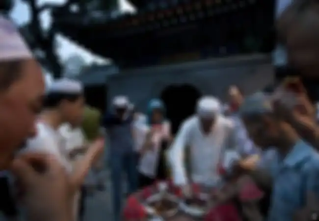 Umat Muslim China berbuka puasa saat Ramadan di masjid Niujie, masjid tertua dan terbesar di Beijing, China, 2 Juli 2014.