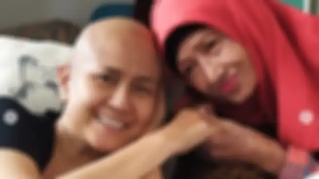 Ria Irawan bersama ibunda, Ade Irawan. 