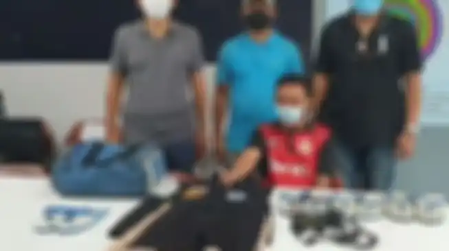 Pria bercinta dengan sandal jepit