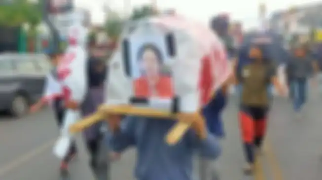 Foto Puan Maharani terpampang di keranda yang diarak mahasiswa.