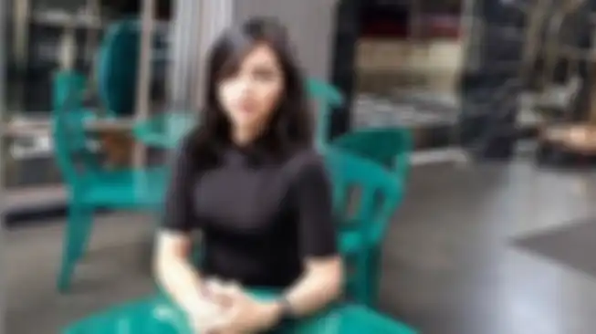 Model cantik Era Setyowati, yang mengaku dihamili oleh Prof M, diduga bos BUMN dan guru besar di perguruan top di Bandung.