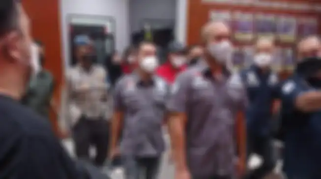 Foto Nia Ramadhani memakai baju tahanan akhirnya beredar. Di depannya, Ardi Bakrie juga memakai baju tahanan warna merah.