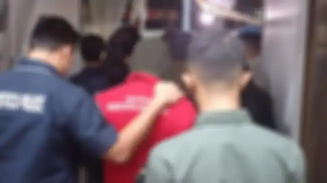 Foto sopir Nia Ramadhani memakai baju tahanan beredar. Di depannya, Ardi Bakrie juga memakai baju tahanan warna merah.