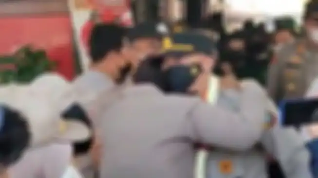 AKP Janpiter Napitupulu menangis di pelukan anggota Polsek Percut Sei Tuan usai dicopot. 