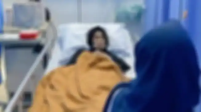 Kiki Farrel menangis tersedu di depan jenazah ibunda yang meninggal dunia di hari Kamis pagi. Dia sempat unggah foto kondisi sang ibunda.