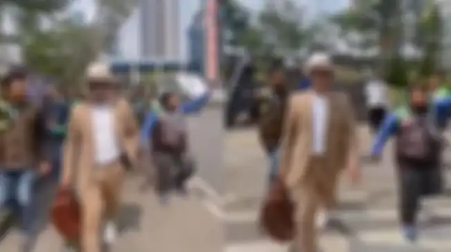 Ridwan Kamil saat berjalan di Citayam Fashion Week 