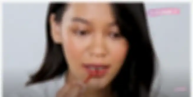 Tutorial Glossy Ombre Lips: gunakan lip cream warna cerah/ gelap sebagai gradasi