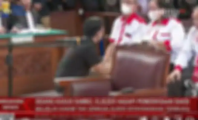 Bharada E bersimpuh dan mencium tangan orang tua Brigadir J.