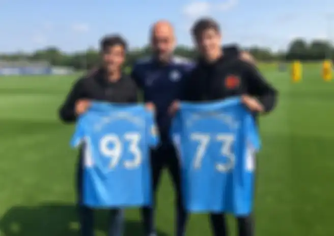 Marc Marquez (kiri) berfoto bareng dengan idolanya mantan pemain dan pelatih klub sepakbola favoritnya FC Barcelona, Pep Guardiola (tengah) bersama dengan adiknya Alex Marquez (kanan)