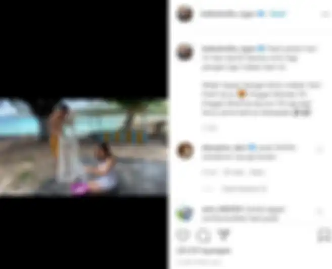 Potret Bella Shofie saat membantu suaminya melepaskan ikan dari jala