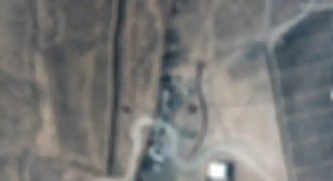 Gambar satelit menunjukkan bangunan yang digunakan oleh milisi pro- Iran di dekat perbatasan Irak-Suriah. 