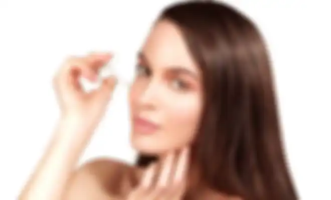 Ilustrasi memakai serum