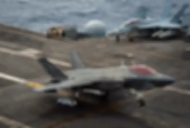 Pesawat F-35C dalam kondisi berkarat disimpan.