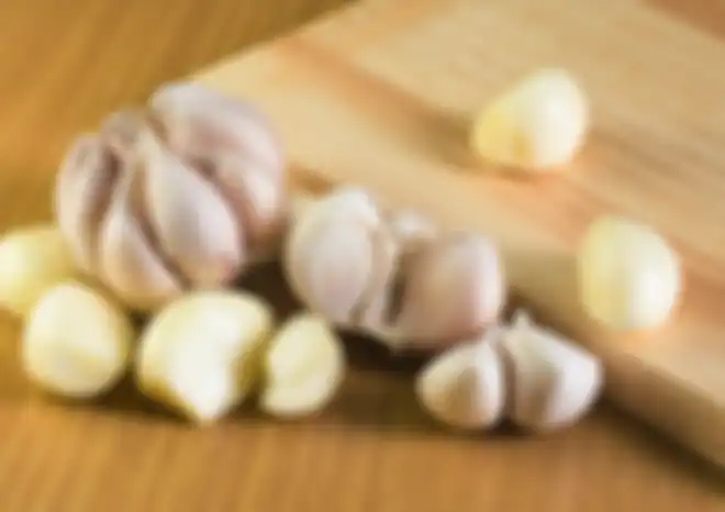 Bawang putih yang sering jadi bumbu untuk masak bisa digunakan untuk mengusir nyamuk.