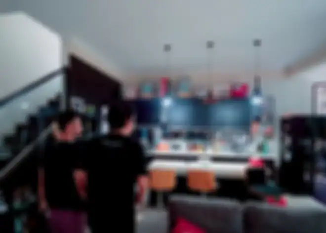 Area dapur yang menyatu dengan ruang keluarga