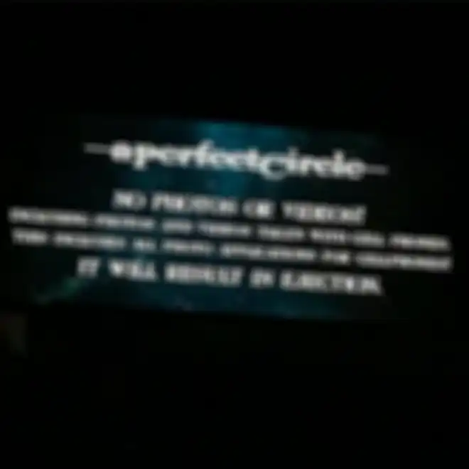 Larangan untuk ambil foto dan rekam gambar di konser A Perfect Circle