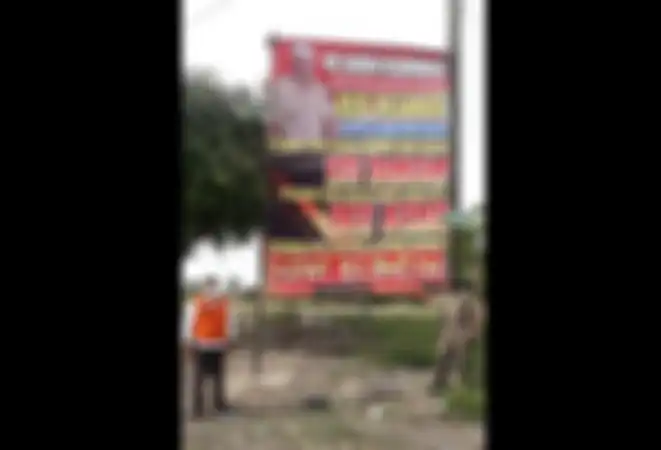 Foto baliho yang memaki pemerintah di tengah pandemi. Ternyata pemasangnya punya jabatan mentereng. 
