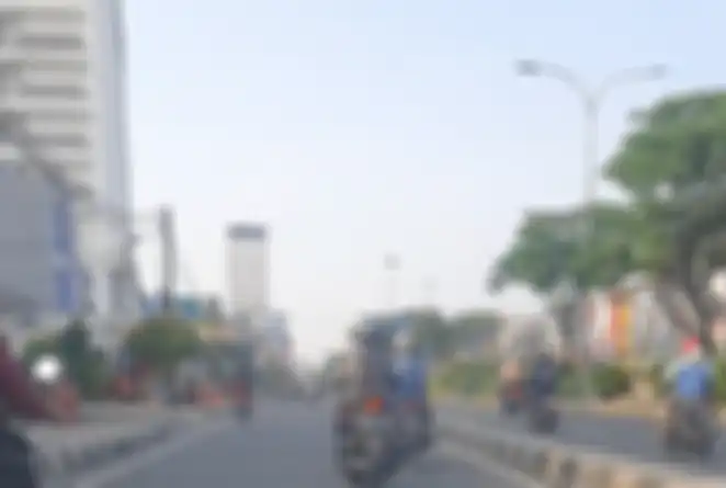 Ilustrasi naik motor saat terik matahari