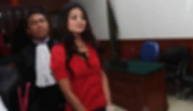 Robby Abbas syok mendapat kabar model cantik Novi Amelia meninggal dengan cara bunuh diri. Foto sang artis banyak dicari netizen. 