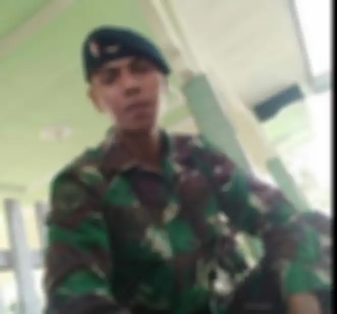 Foto jasad prajurit TNI yang bernama Serda Putra Rahaldi itu akhirnya dilihat oleh KKB. Rupanya, mereka mendapatkannya dari Facebook.