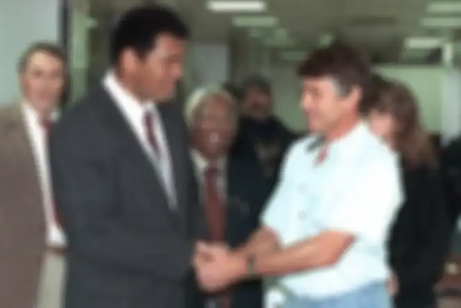 Mohammad Ali membebaskan para sandera.