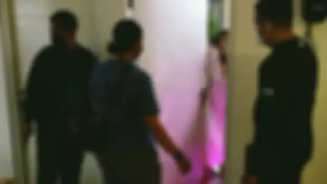 detik-detik Dea OnlyFans digerebek polisi