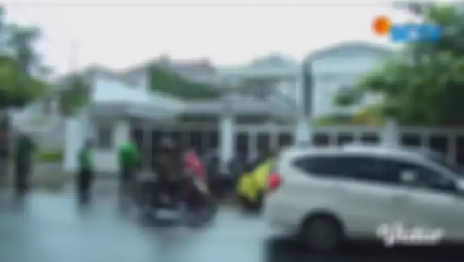 Rombongan ojek online di rumah Iis Dahlia