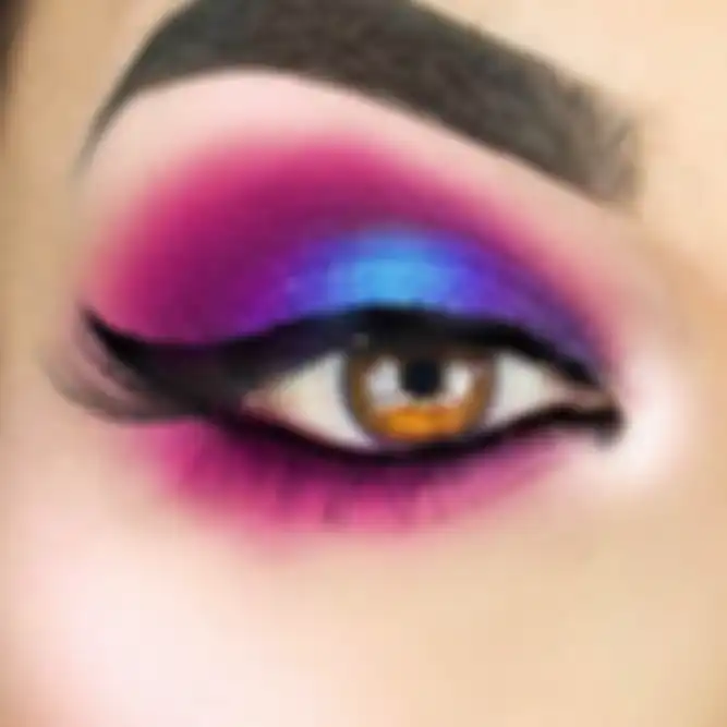 Perpaduan warna eyeshadow biru dan pink