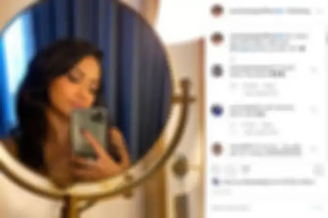 Vanessa Angel mengenakan kalung inisial huruf B