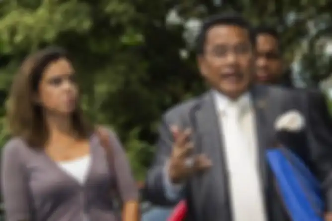 Hotma Sitompul yang kini membela Rizky Billar dalam kasus KDRT terhadap Lesti Kejora pernah dibuat Hotman Paris tekuk lutut. 