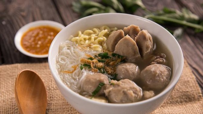 Minum teh ternyata tidak disarankan setelah makan bakso.