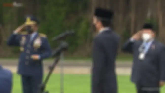 Penampilan Menhan Prabowo Subianto mengenakan masker berselang saat upacara Prasetya Perwira di Istana Merdeka jadi sorotan.